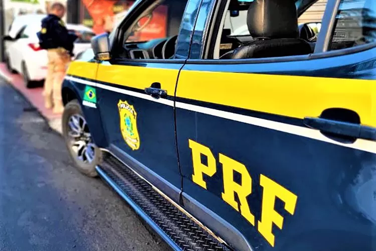PRF recupera carro furtado que circulava com placa clonada em Vitória da Conquista