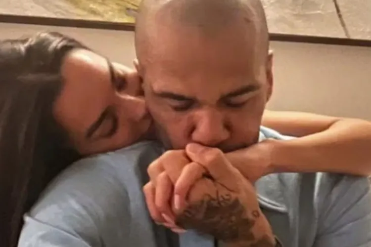Esposa de Daniel Alves posta foto com ex-jogador uma semana após soltura