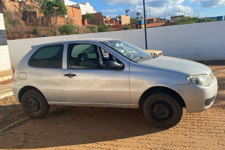 PM recupera carro roubado no centro da cidade de Caetité