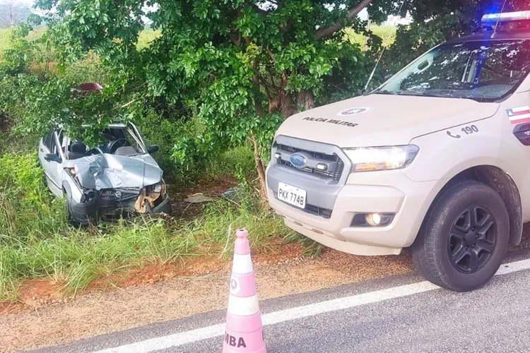 Brumado: Idoso perde controle da direção de carro, colide em árvore e morre na BR-030