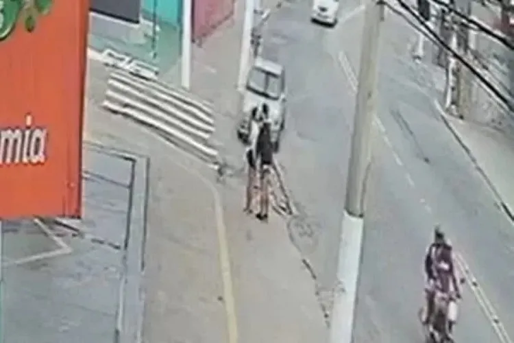 Casal é atropelado enquanto se beijava em calçada; homem morreu