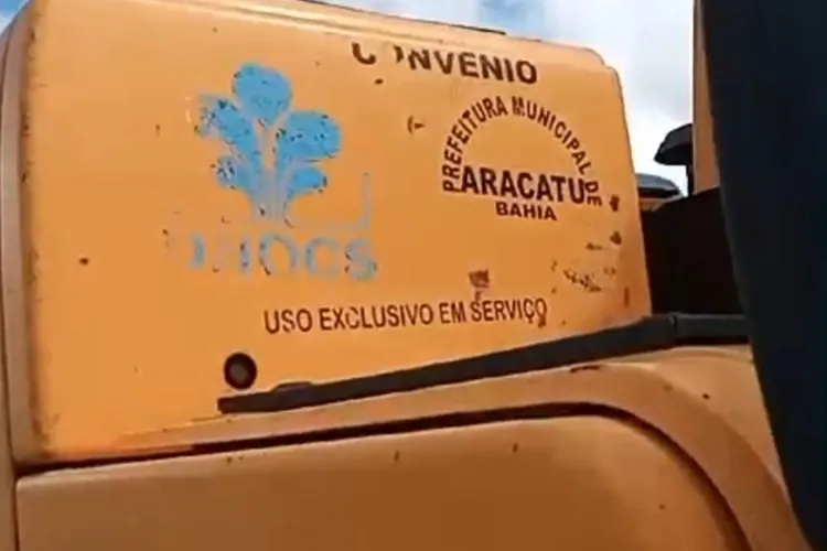 Prefeitura de Aracatu abandona máquina e paga serviço terceirizado, denuncia vereador