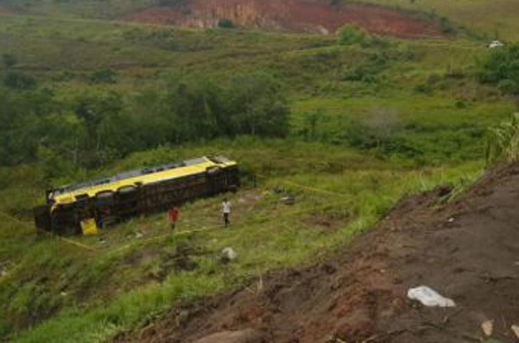 Duas pessoas morrem após ônibus cair em ribanceira na BR-101 no sul baiano