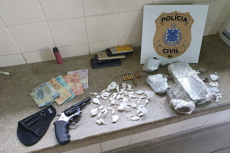 Polícia Civil faz apreensão de armas e drogas e cumpre mandados de prisão em Brumado