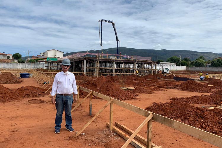 Brumado: Prefeito Eduardo Vasconcelos visita obras da Policlínica Regional de Saúde