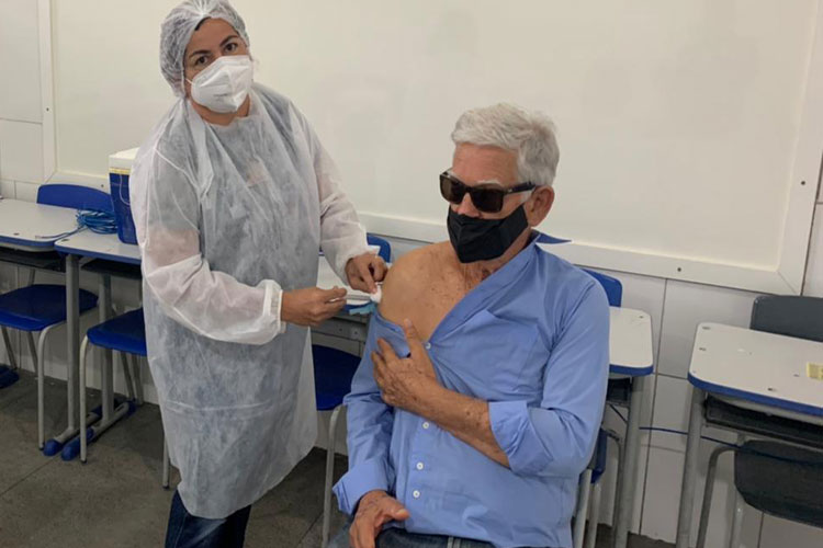 Brumado: Eduardo Vasconcelos toma primeira dose da vacina contra a Covid-19