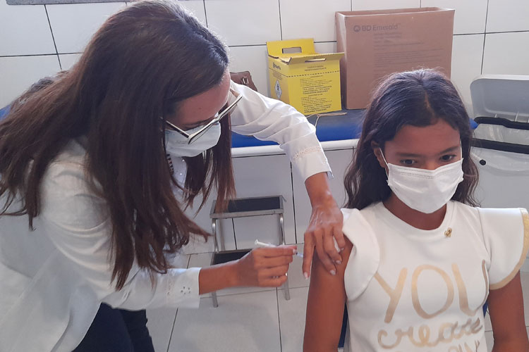 Primeira criança vacinada contra Covid-19 em Brumado recebe dose aplicada pela própria mãe