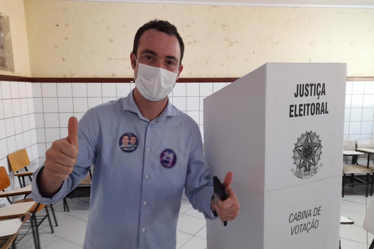 Brumado: Confiante na vitória, Fabrício Abrantes vota na companhia da esposa