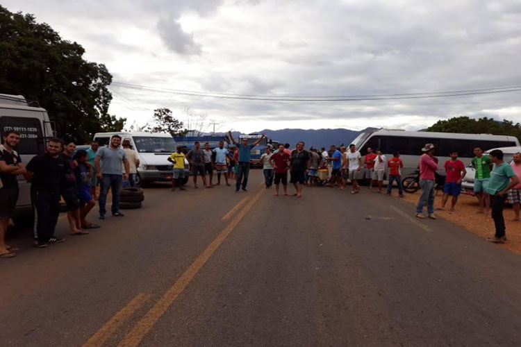 Caminhoneiros bloqueiam trecho da BA-148 em Livramento de Nossa Senhora