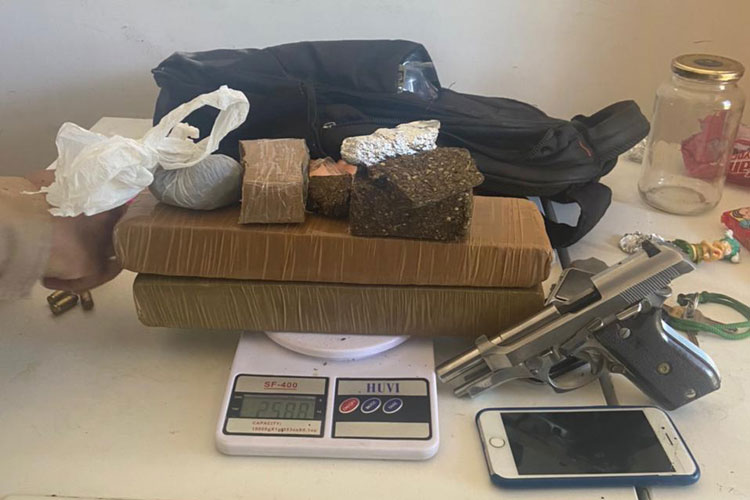Polícia Militar apreende 2,7 kg de maconha e uma pistola em Guanambi