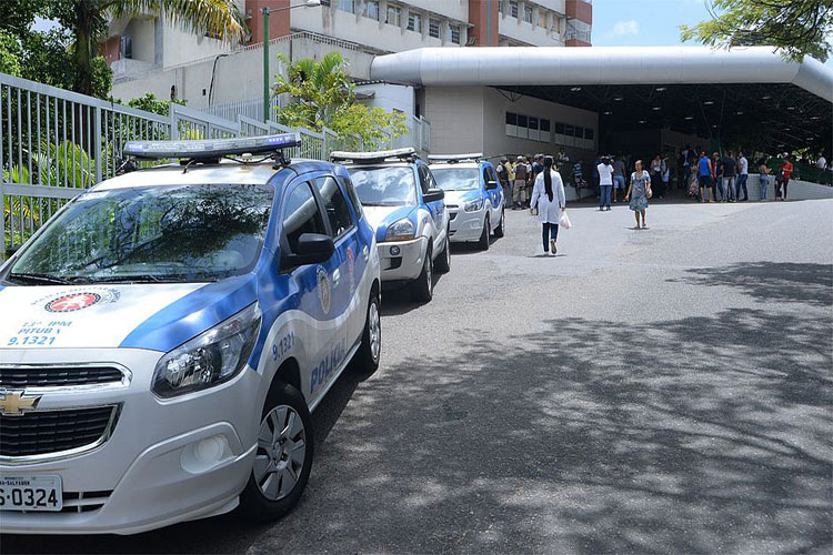 Mãe pula do primeiro andar de prédio com bebê para fugir de bandidos em Salvador