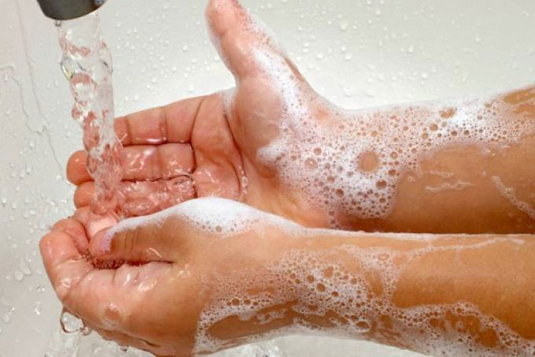 Lavar as mãos reduz em 40% doenças como gripe e conjuntivite