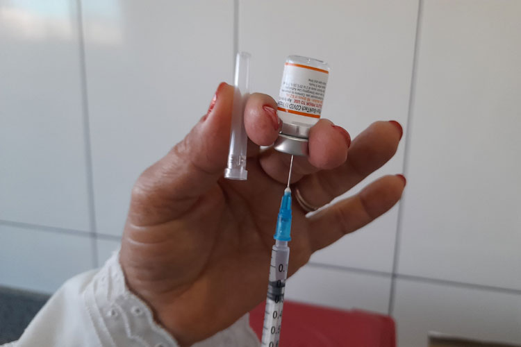 Primeira criança vacinada contra Covid-19 em Brumado recebe dose aplicada pela própria mãe