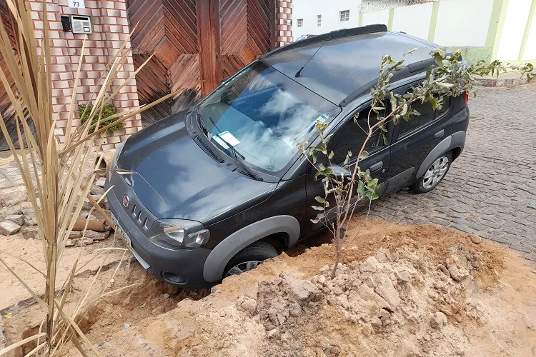 Brumado: Carro cai em buraco de obra inconclusa e sem sinalização da prefeitura