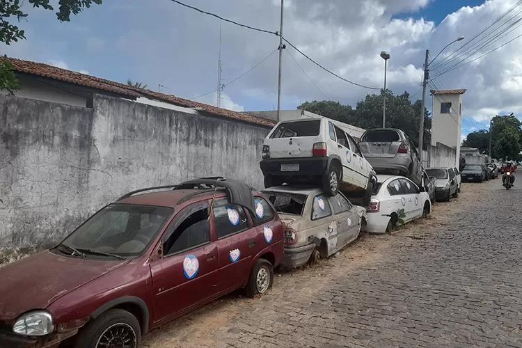 Brumado: Quase um ano com pátio e veículos continuam empilhados no entorno da delegacia