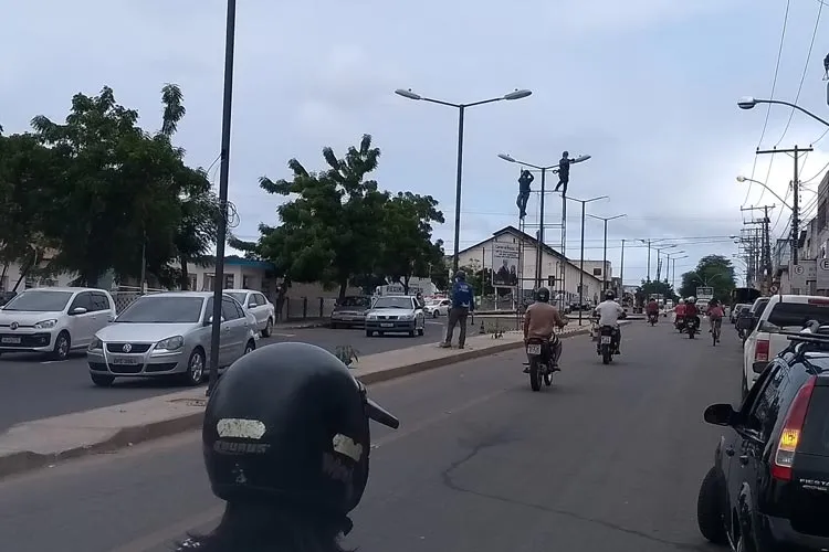 Corolla é furtado nas imediações do Mercado Municipal em Brumado