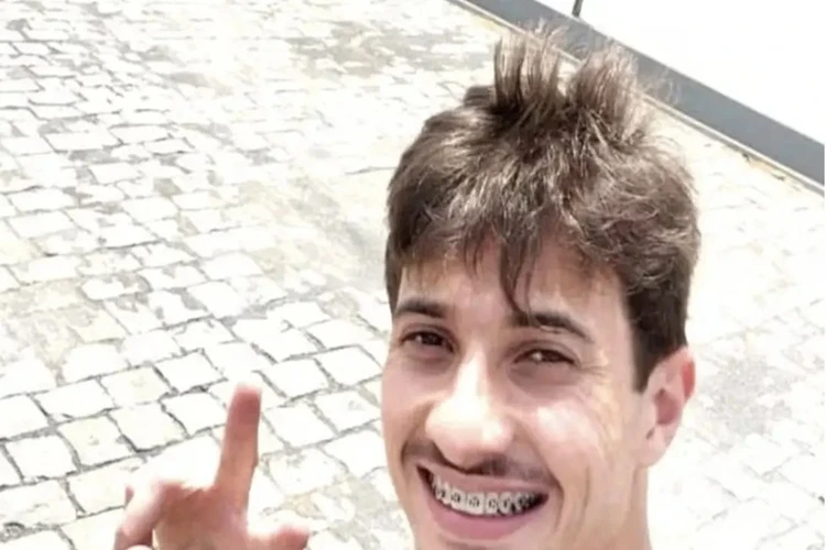 Caminhoneiro e influenciador morre após caminhão cair em ribanceira na BR-381 