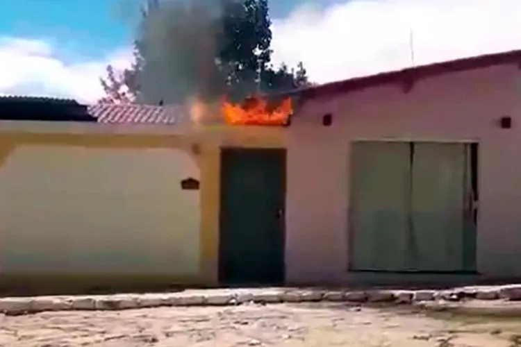 Homem em surto psicótico ateia fogo na residência da mãe em Rio de Contas