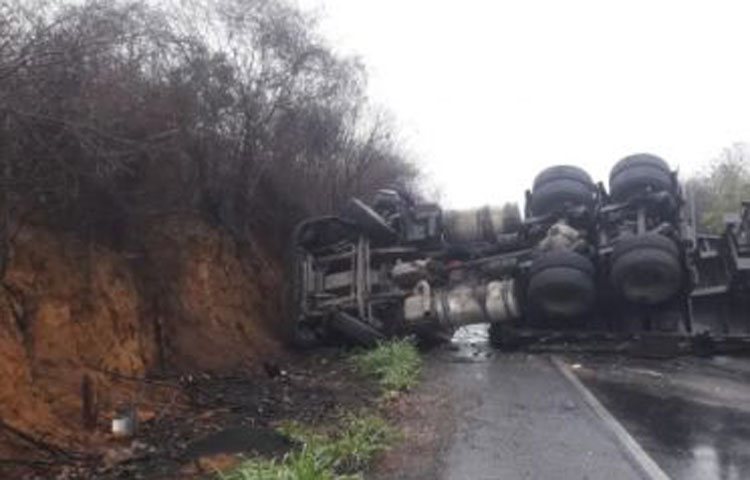 10 pessoas ficam feridas em colisão de carretas e ônibus na Chapada Diamantina