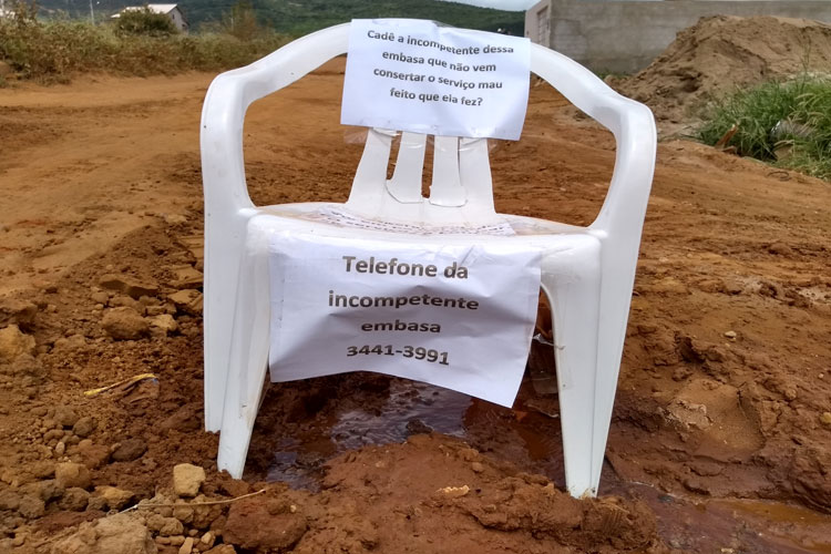 Brumado: Em protesto contra desperdício de água, morador finca cadeira na rua e cobra ação da Embasa