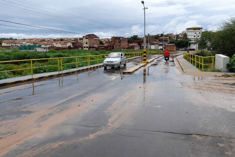 Moradores preocupados com enchente do Rio do Antônio e fragilidade de ponte em Brumado