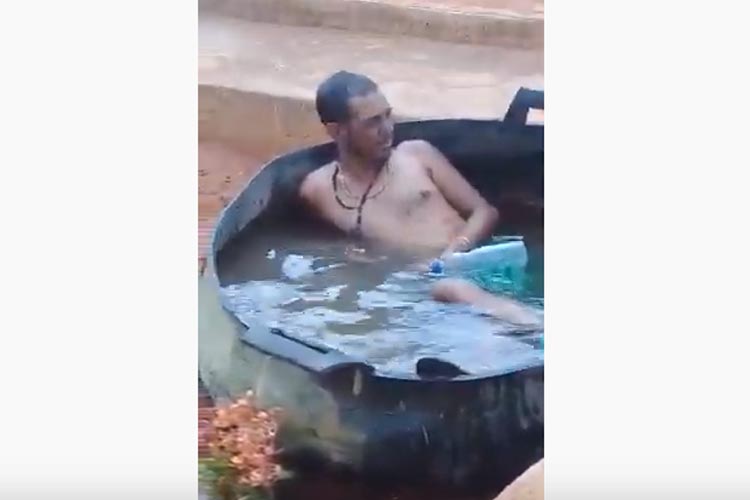 Caetité: Homem improvisa piscina e toma banho dentro do Cemitério Bosque da Paz