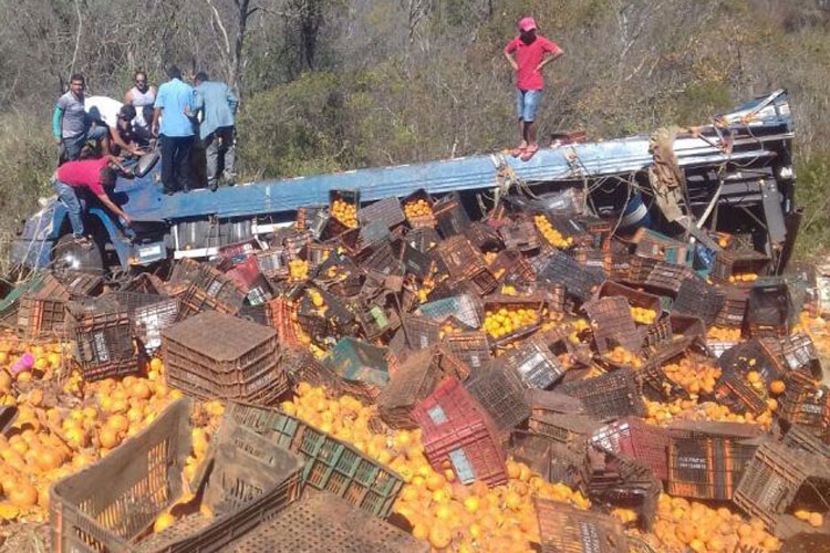 Caetité: Caminhão carregado com tangerina perde controle e tomba na BR-030