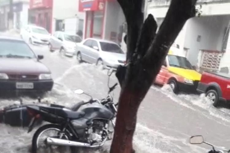 Caetité debaixo d'água: Chuva forte causa alagamentos no centro da cidade