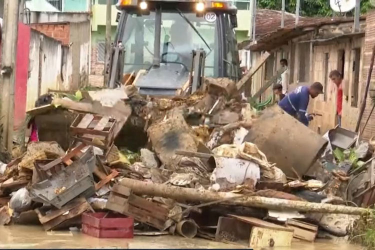 Cidades baianas devem ser desinfetadas e moradores vacinados para evitar doenças após enchentes