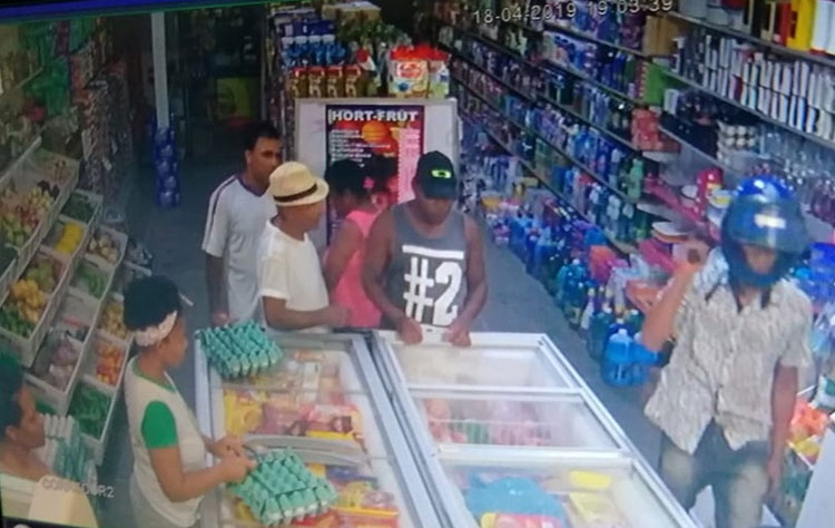 Criança de 10 anos é baleada na perna durante assalto a supermercado no sul da Bahia