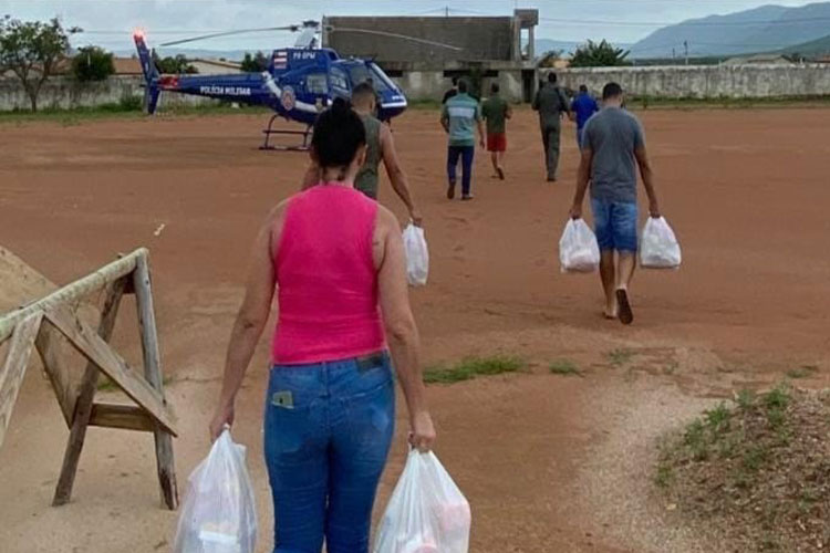 Helicóptero da Polícia Militar ajuda famílias ilhadas em Mirante