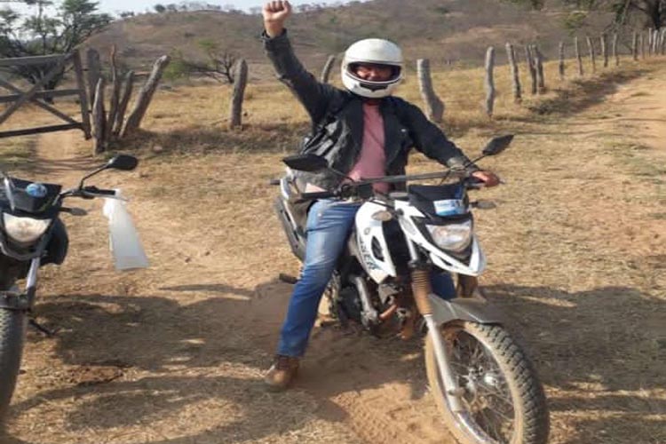 Fazendo campanha de motocicleta, candidato quebra hegemonia de 16 anos e vence as eleições em Macaúbas