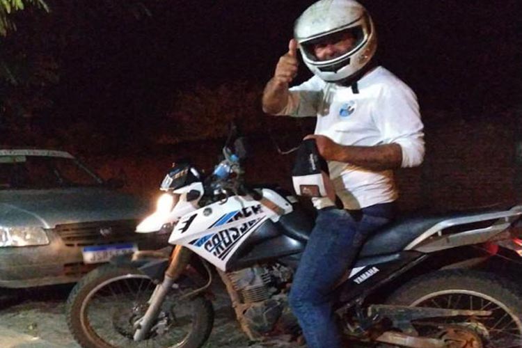 Fazendo campanha de motocicleta, candidato quebra hegemonia de 16 anos e vence as eleições em Macaúbas