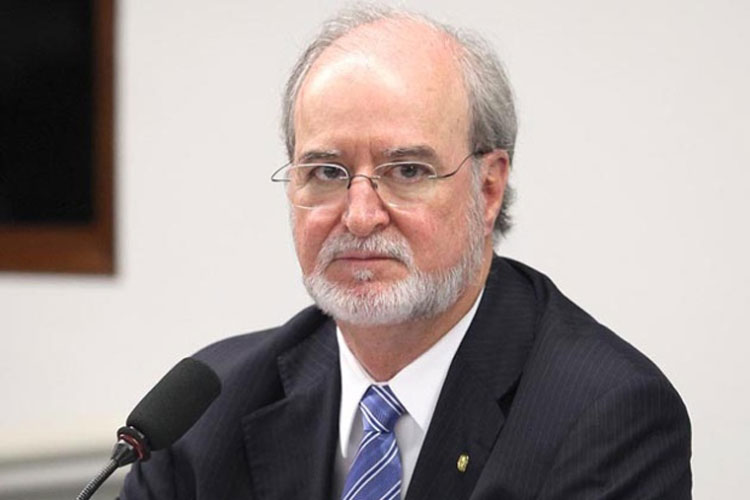 Ex-governador de Minas Gerais, Eduardo Azeredo se entrega e vai cumprir pena em quartel