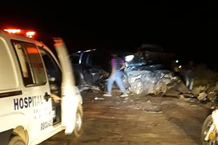 Policial de Tanhaçu se envolve em acidente com carreta na BA-142