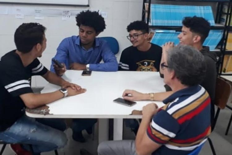 Estudantes de Santo Antônio de Jesus criam sapato capaz de gerar energia limpa