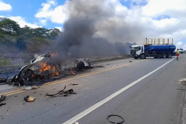 Onze pessoas morrem em batida entre dois carros na divisa da Bahia com o Espírito Santo