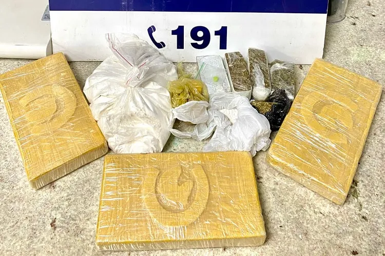 PRF apreende 4,5 kg de drogas na lixeira do banheiro de ônibus em Vitória da Conquista
