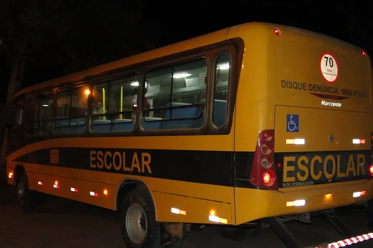 Motorista desvia de animal e jovem morre atropelado por ônibus escolar em Paramirim