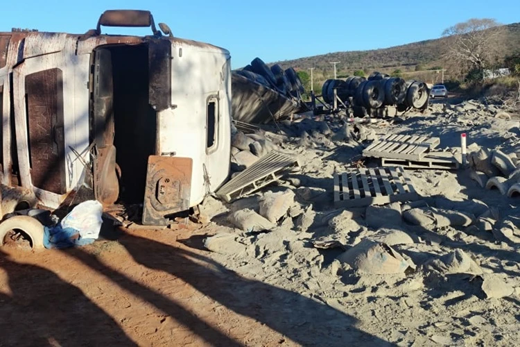 VÍDEO: Carreta tomba na BR-030 em Rio do Antônio