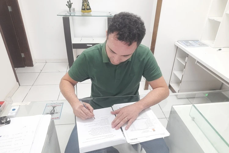 Prefeito de Brumado encerra ano assinando ordens de serviços para seis obras