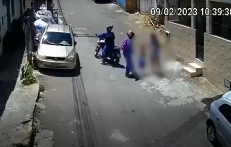 Vídeo mostra bandidos roubando celular de criança de 4 anos em bairro de Salvador