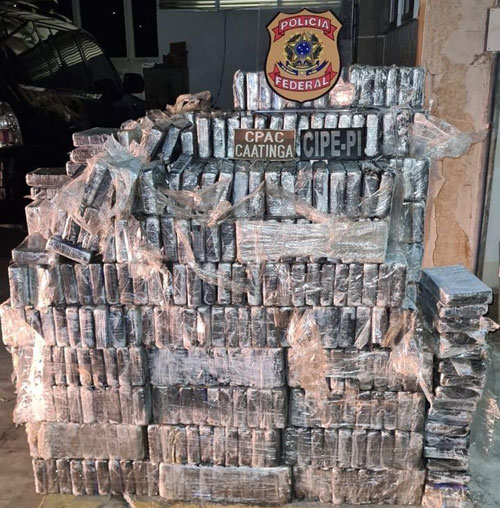 Três homens são presos com quase 1 tonelada de cocaína em fundos falsos de caminhões na Bahia