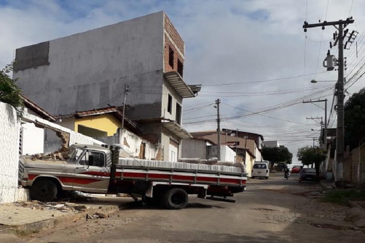 Brumado: Caminhão carregado com gesso perde o freio e bate em muro de residência