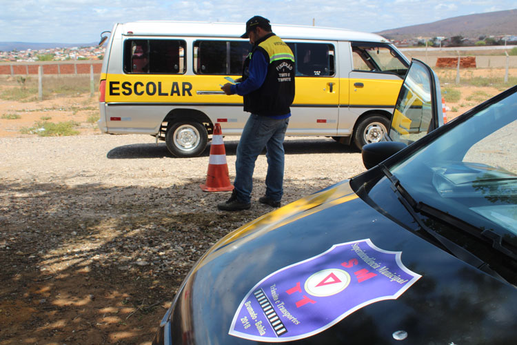 Brumado: Motorista de van escolar cobra mesmos critérios de exigências para ônibus da escolar