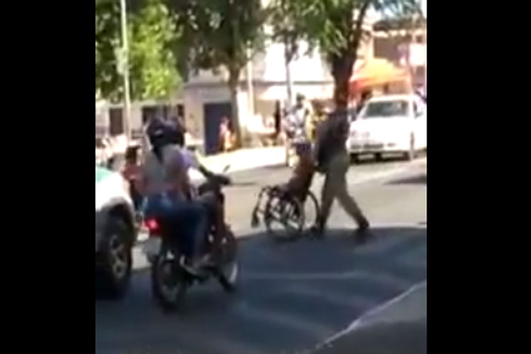 Brumado: Vídeo de PM ajudando cadeirante a atravessar a rua viraliza nas redes sociais