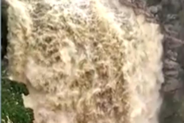 Cachoeira em Ibicoara fica cheia e com forte correnteza após chuva