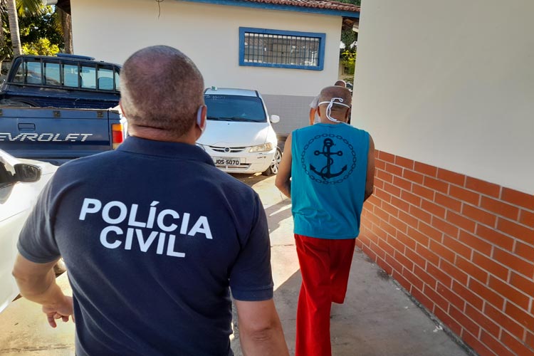Caminhoneiro que matou esposa e foi detido em Minas Gerais é transferido para delegacia de Brumado