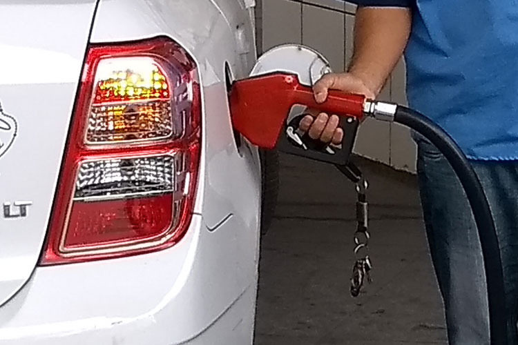 Litro da gasolina cai R$ 0,68 e do etanol, R$ 0,24