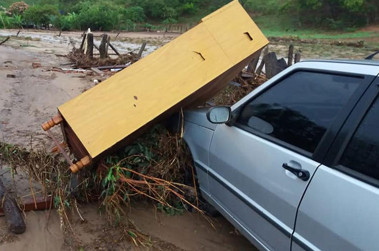 Chuva forte causa prejuízos e derruba muros de cemitério na cidade de Condeúba